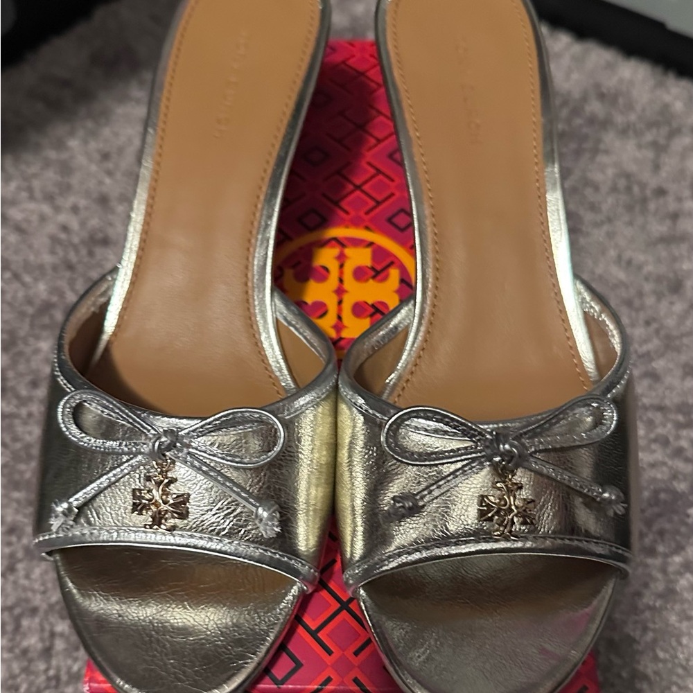 Tory charm kitten heel sandal metallic
